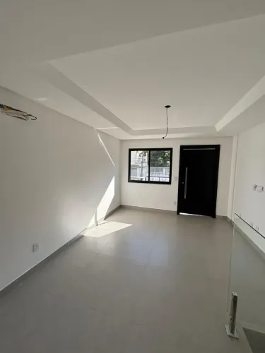 Sobrado triplex com 3 suítes e 4 vagas de garagem no bairro Ariribá em Balneário Camboriú/