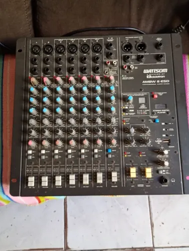 Mesa som ciclotron com pendrive e efeito de vox