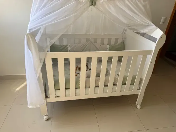 Berço com colchão impermeável