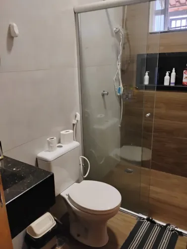 Alugo 1 quarto com banheiro social de uso exclusivo da moradora, somente mulher, solteira