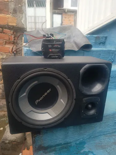 Vendo uma caixa trio com boca de 12 e modelo 