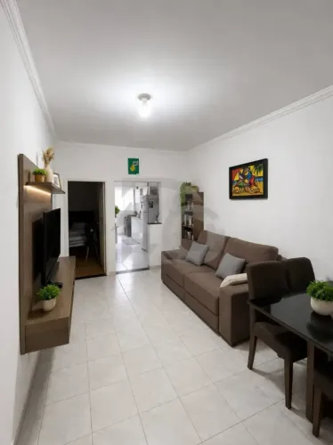 Casa de 180m² no Bairro Industrial: 5 Quartos, Varanda, Quintal, Despensa e 2 Garagens