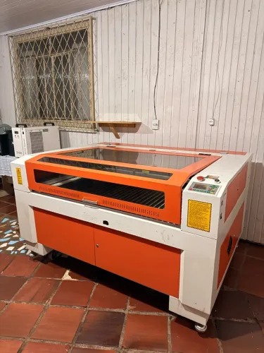 MÁQUINA DE CORTE E GRAVAÇÃO A LASER CO? ZY1390 - 100W 