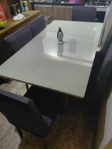 Mesa tampo de vidro seis cadeiras pés em madeira base em MDF medida 90x1.60