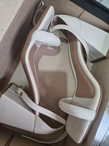 Sandália off white, salto bloco confortável, n 36
