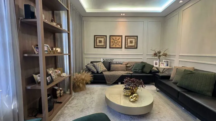 Casa à Venda no Castelo | 320m² | 4 Quartos | Suíte com Closet | Varanda Gourmet | 4 Vagas