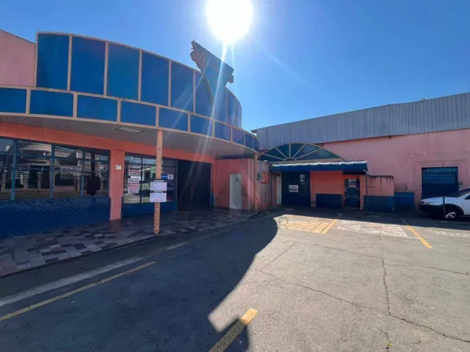Salão Comercial Amplo com Excelente Estacionamento Próprio Excelente Localização