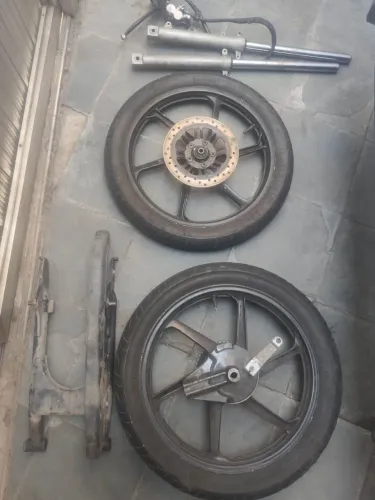Rodas de liga leve c/ pneus + quadro elástico + sistema freios