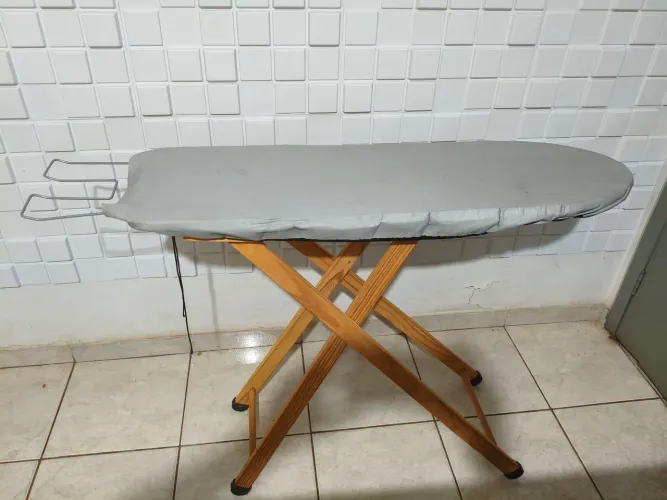 Tábua de Passar Roupa Dobrável em Madeira com Suporte para Ferro + Capa