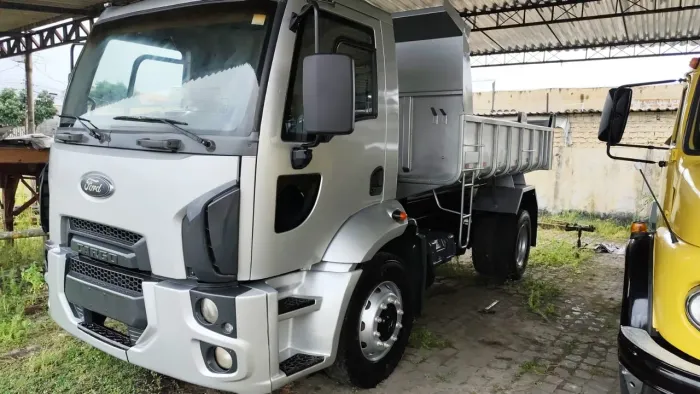 Ford cargo casamba 1519 ano 2013 com 99 mil km único dono