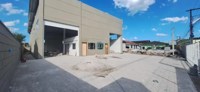 Alugo galpão com 570m² de área, 07 vagas de estacionamento, em Biguaçu no Rio Caveiras.