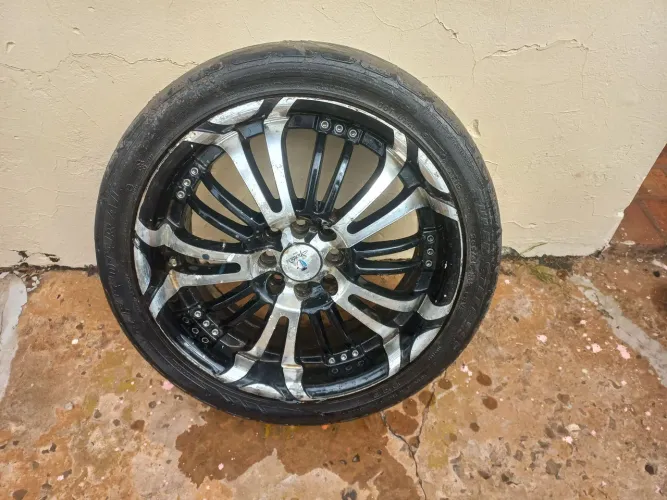 Roda 17 universal com pneus, serve em qualquer carro