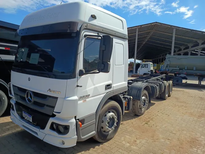 Vendo excelente atego 3030 8x2
