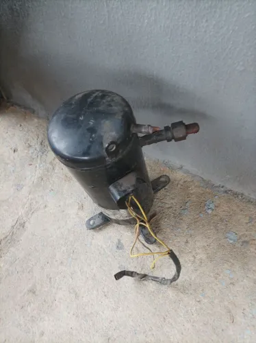 Vendo compressor de ar condicionado de 60 mil BTUs em ótimo estado 