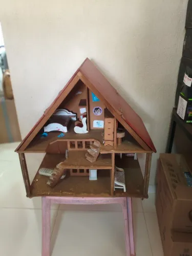 Casinha de boneca, fundo danificado, tomou chuva