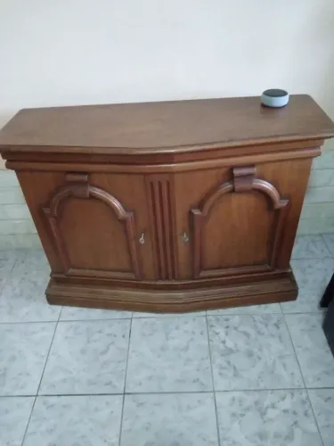 Buffet de madeira macissa.