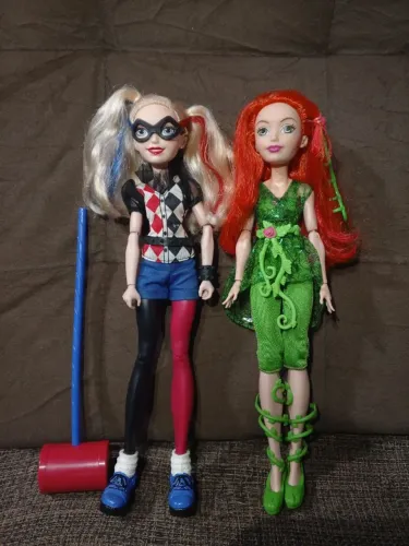 Lote bonecas Arlequina e Hera venenosa dc suoer hero girls