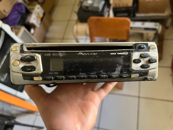 Rádio Pioneer antigo no estado