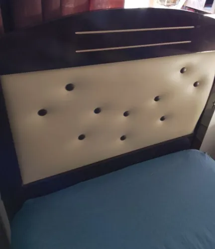Cama e colchão de solteiro