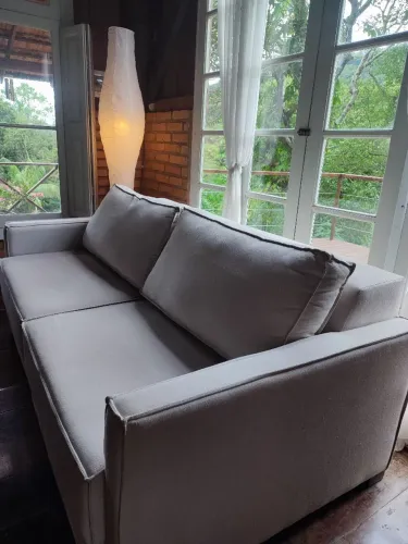 Sofá retrátil de linho impermeabilizado. Semi novo