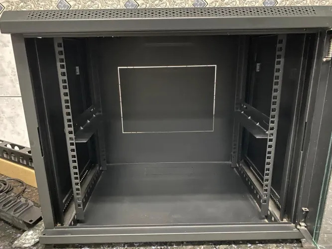 Mini Rack com Régua para 8 Tomadas. Comprimento 60x Largura 45 x Altura 50 (cm).