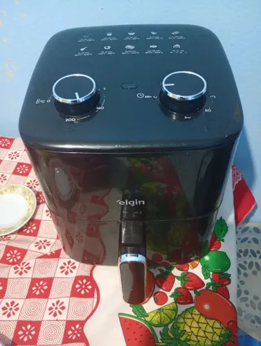 Airfryer semi nova, usada apenas 4 vezes.