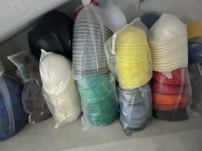 Capacetes de diversas cores seminovos sem carneira