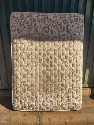 Vendo colchão de casal padrão de mola grosso