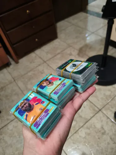 Kit 500+ figurinhas copa 2026 variadas, com algumas repetições.