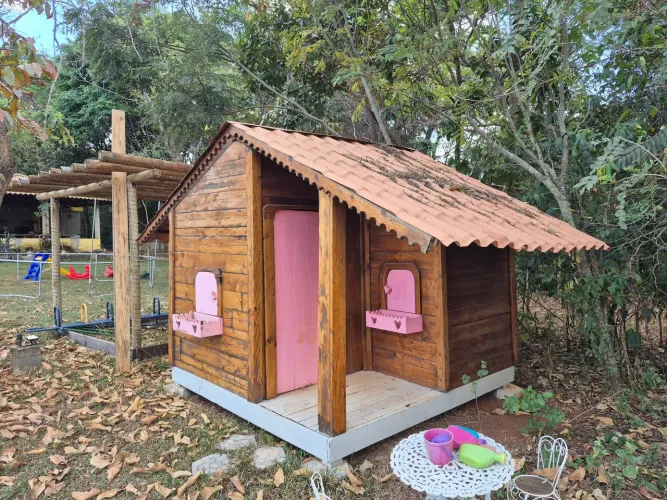 Casinha de Madeira para Criança 2,40m x 2,40m.
