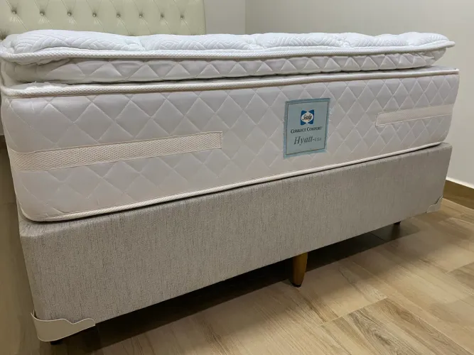 Colchão de casal (138x188) marca Sealy mod. Correct Comfort + cama box