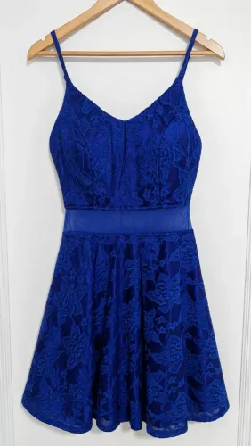 Vestido Azul em Renda