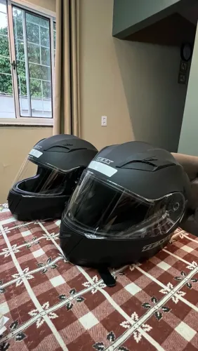 Vende-se 2 capacetes seminovos