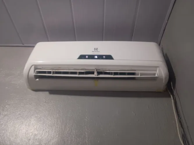 Split 9 mil BTUs bem novinha 550$ pra vende rápido .