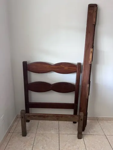 Cama de solteiro de madeira cerejeira