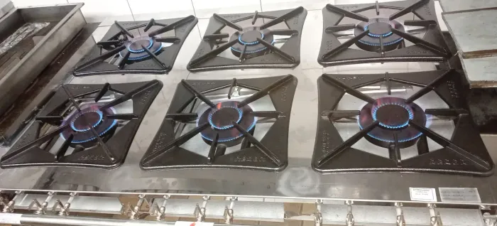 Manutenção em equipamentos de cozinha industrial.