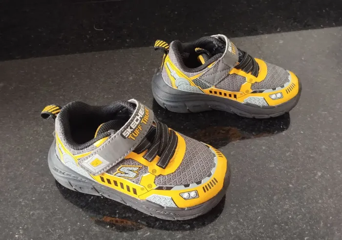 Tênis Skechers 23
