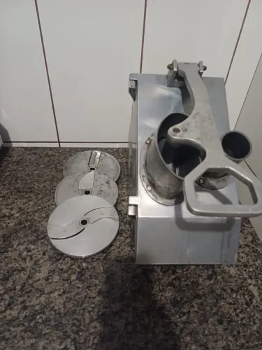 Multiprocessador industrial com lâminas de corte