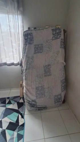 Cama de solteiro com prateleira 