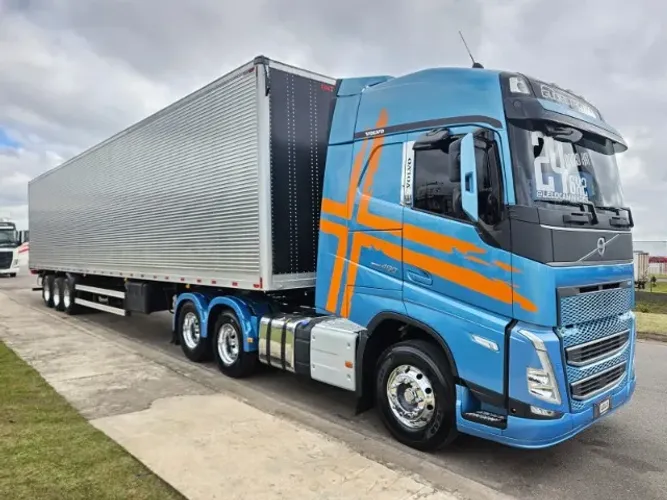 Volvo FH 460 6x2 Globetrotter Ano 24 Automático baixo km + Baú Facchini 30 plts 0km c/pneu