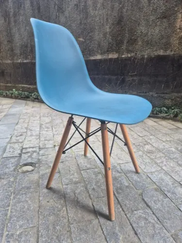 Cadeira Estilo Eames DSW - Azul com Pés de Madeira