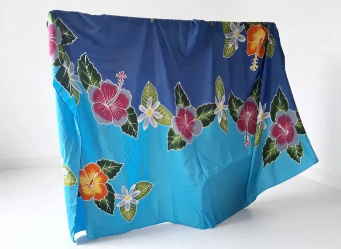Canga ou saida de praia com tons de azul florido da Ilhas Cook original