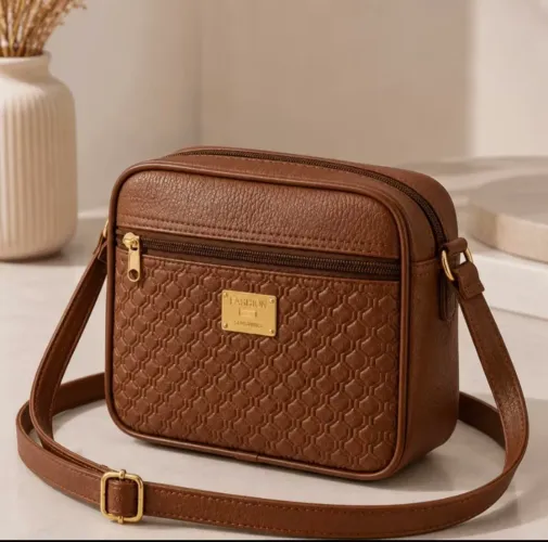Bolsa Feminina de ombro transversal em couro sintético.