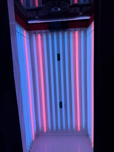 CABINE DE BRONZE 30 LÂMPADAS EM PÉ, COM SOM E VETILADOR TETO
