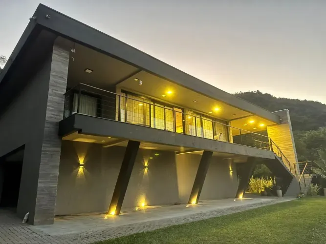 Casa de condomínio para venda tem 420 metros quadrados com 4 quartos