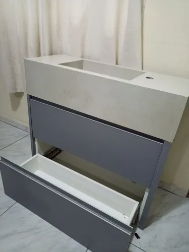 Armário de banheiro com pia de porcelanato