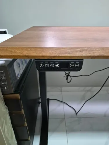 Mesa em madeira com altura de regulação automática