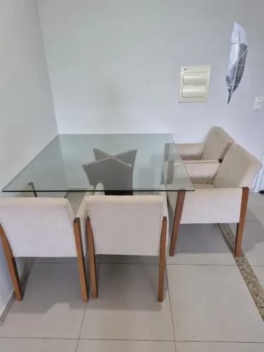 Mesa de jantar quadrada alto padrão.