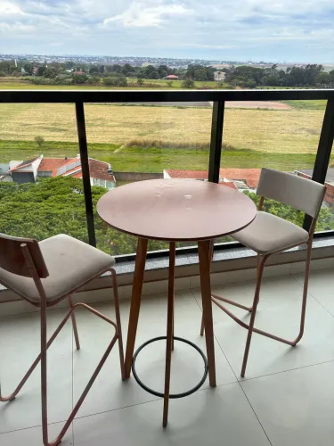 Mesa bistrô com cadeiras