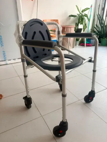 Cadeira para Banho. Valor R$ 250. Celular *.